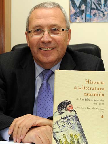 José María Pozuelo Yvancos. En primer plano su nuevo libro.